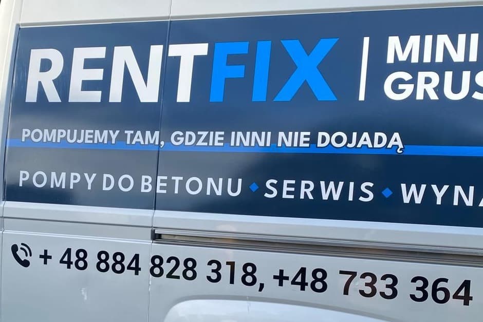 Ciemny pas na boku srebrnego busa: duży napis RENTFIX, hasło Pompujemy tam, gdzie inni nie dojadą, Pompy do betonu, serwis, a pod spodem numery telefonów.
