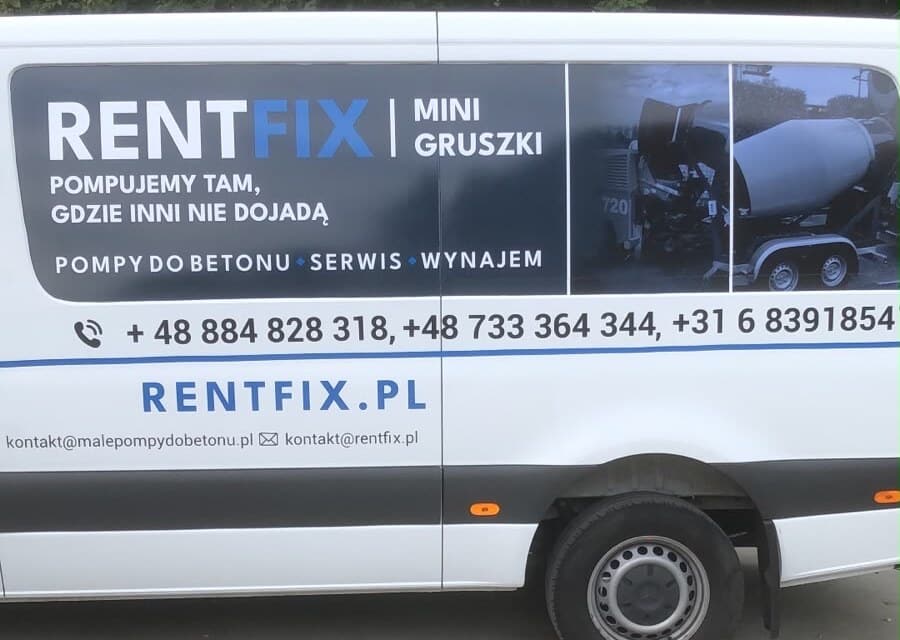 Prawy bok białego busa z ciemnym pasem RENTFIX MINI GRUSZKI, hasłem, numerami telefonów i adresem rentfix.pl.